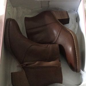Crown Vintage “Samantha” Brown Leather Bootie Sz 6